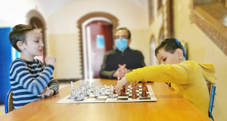 dzieci grają w szachy