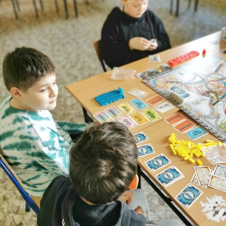dzieci grające w grę